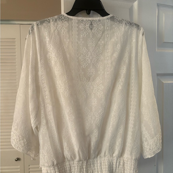 WHITE HOUSE BLACK MARKET WHITE LACE TOP. - Picture 4 of 5